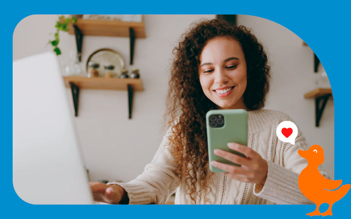 Mujer mirando su celular Mujer mirando su celular