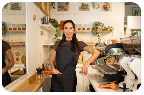Mujer en su local comercial