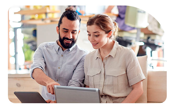 Hombre y mujer mirando un computador Hombre y mujer mirando un computador