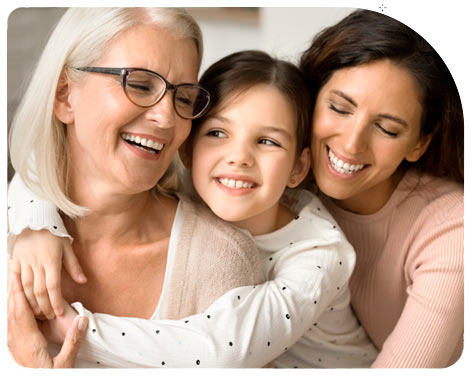Abuela, hija y nieta abrazadas