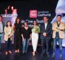 personas posando formalmente en una sala