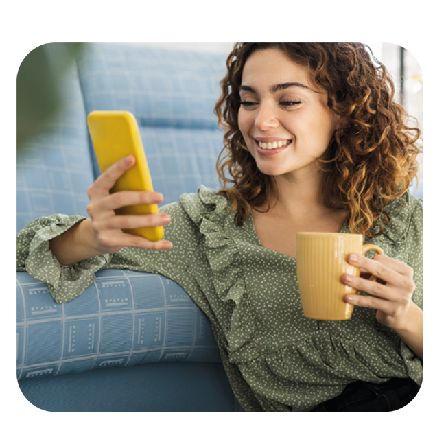 Mujer con celular en mano Mujer con celular en mano