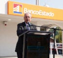 Ejecutivo de BancoEstado frente a nueva sucursal Quillón