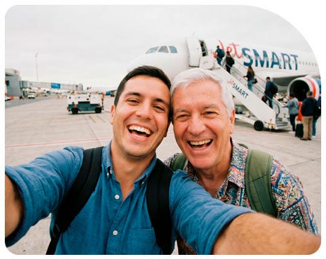 Retrato de padre e hijo a punto de viajar en avión JetSMART