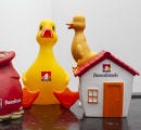 pato bancoestado junto a alcancías