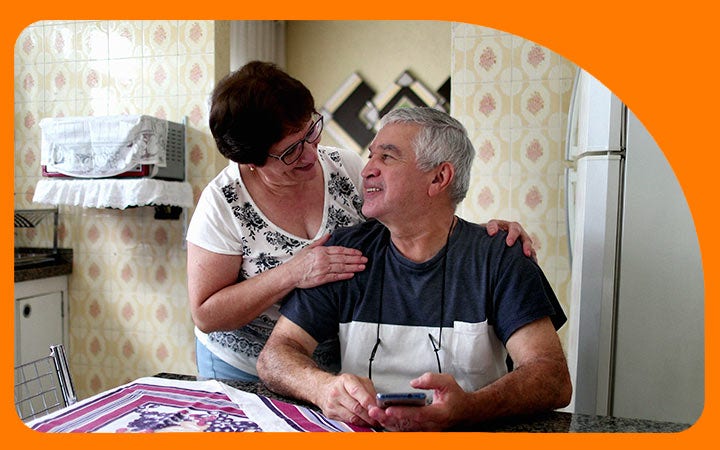 Pareja adulta conversando en la mesa