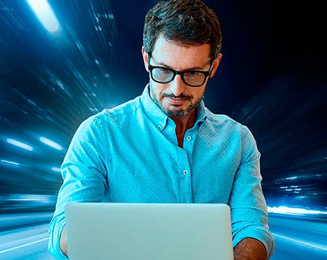 Hombre mirando computador