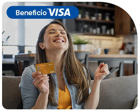 Mujer en su computador comprando con Tarjeta de Crédito BancoEstado