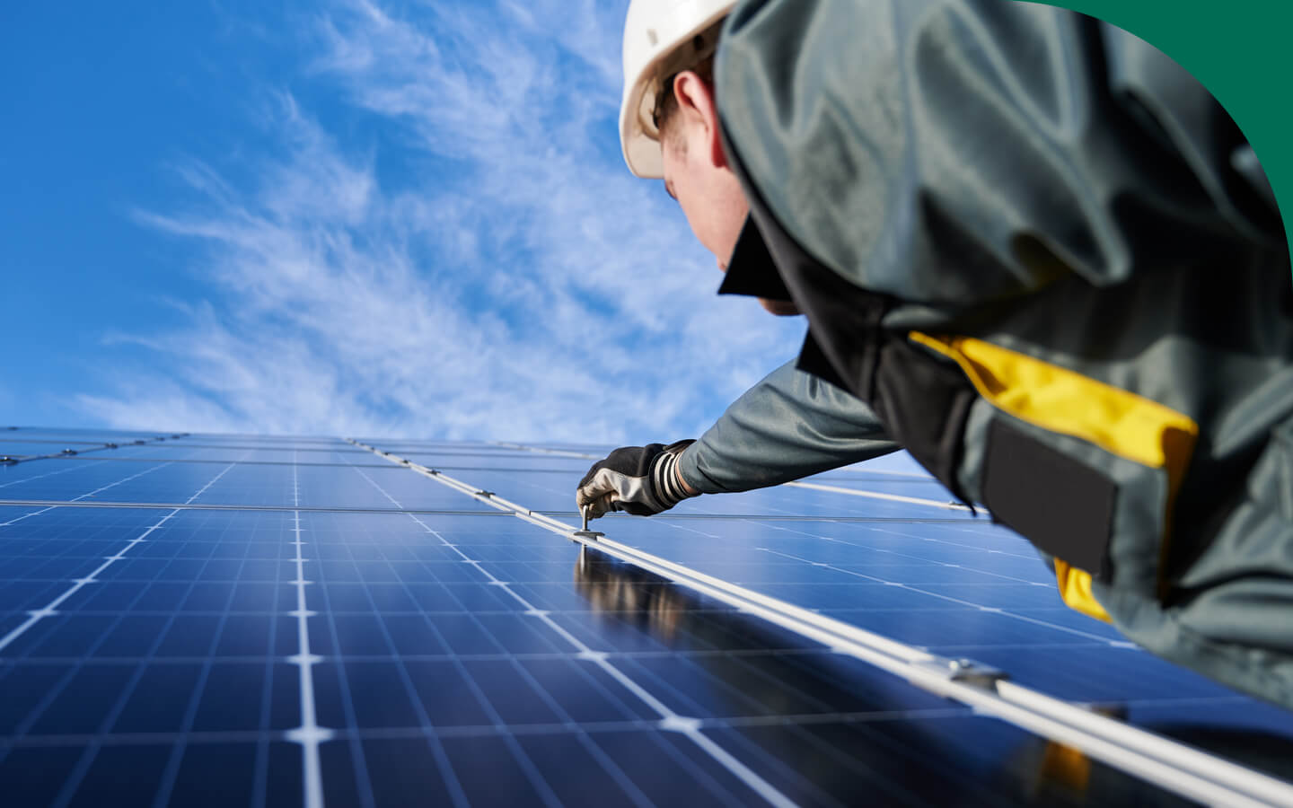 Hombre instalando panel solar Hombre instalando panel solar