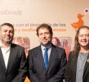 tres ejecutivos de banco estado posando para fotografía