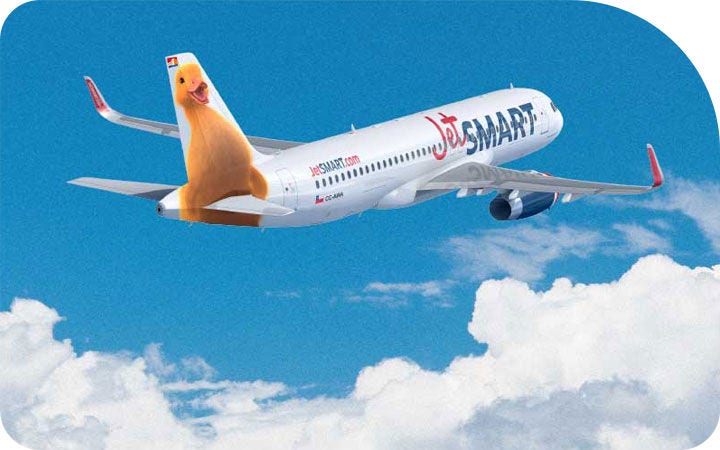 Avión Jetsmart volando sobre nubes