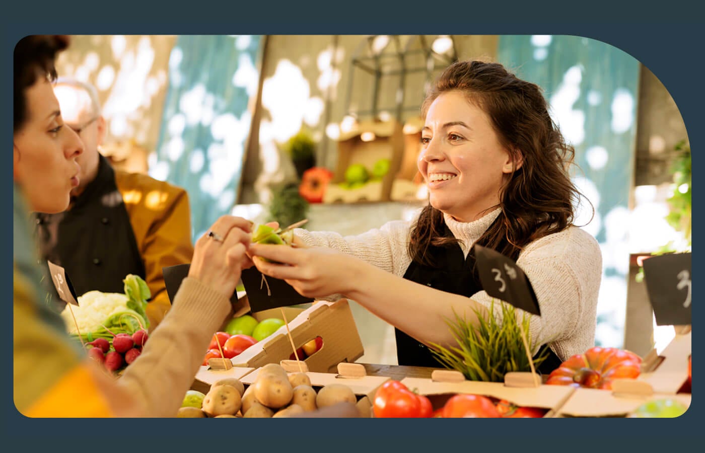 Feriante vendiendo verduras