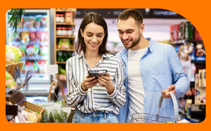 Pareja de compras en supermercado