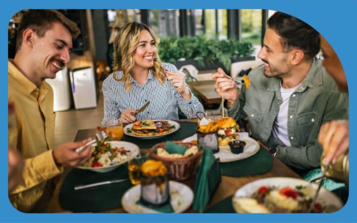 Amigos comiendo en una mesa