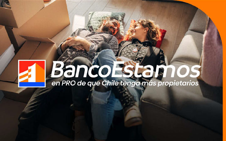 Pareja acostada riendo Pareja acostada riendo