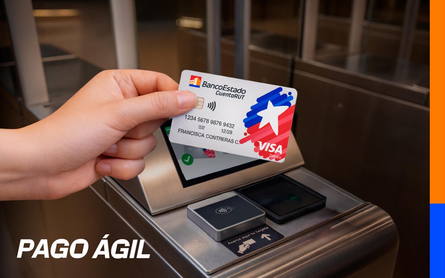 Persona pagando con Tarjeta CuentaRUT Visa BancoEstado en metro