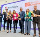 Personas recibiendo un premio