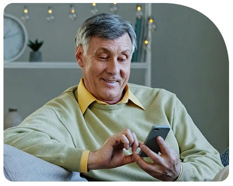 Hombre mirando su celular
