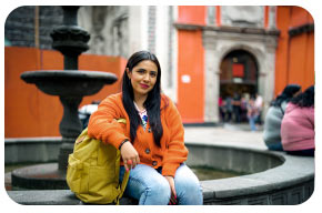 Mujer en una plaza Mujer en una plaza