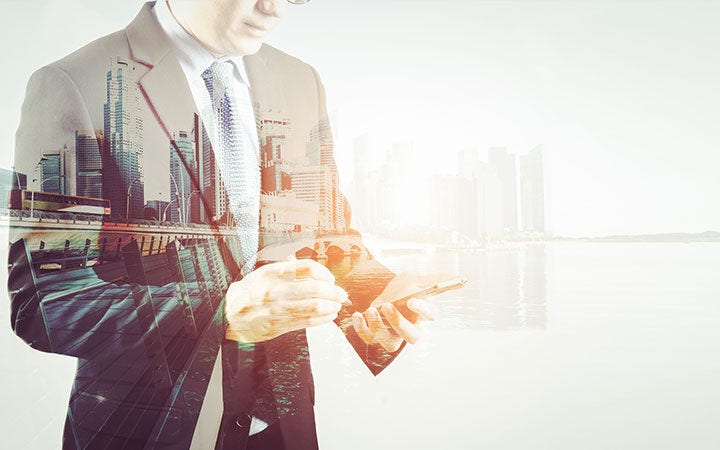 Hombre revisando estadísticas. Sobre él se superpone una imagen de ciudad Hombre revisando estadísticas. Sobre él se superpone una imagen de ciudad