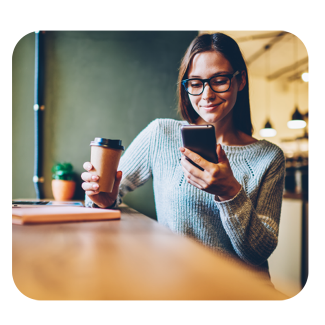 Mujer mirando su celular Mujer mirando su celular