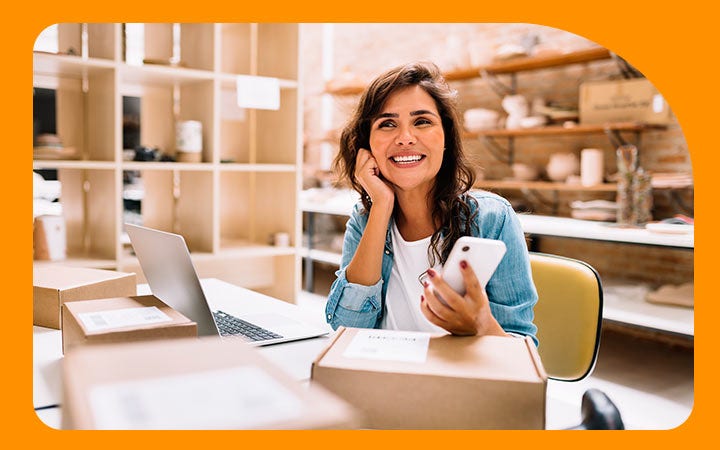 Mujer sonriendo en oficina Mujer sonriendo en oficina