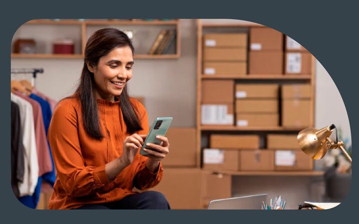 Mujer mirando su celular