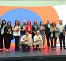 grupo de personas posando para fotografia