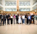 grupo de personas posando para fotografia