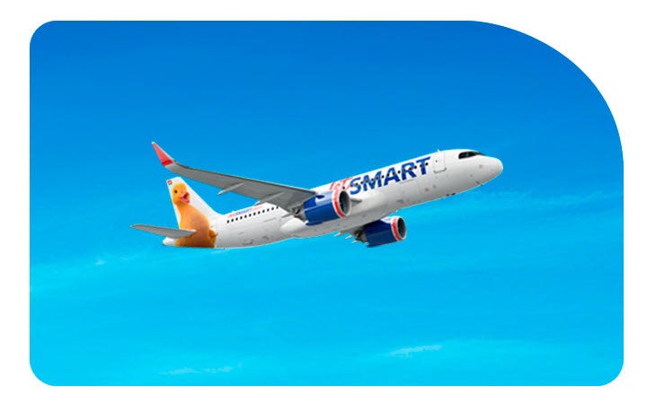 Avión Jetsmart volando sobre nubes