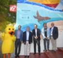 grupo de personas frente a mural artístico