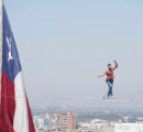 persona haciendo equilibrio sobre una cuerda