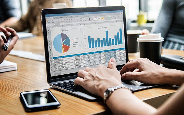 Pantalla de computador mostrando gráfico y estadísticas  Pantalla de computador mostrando gráfico y estadísticas