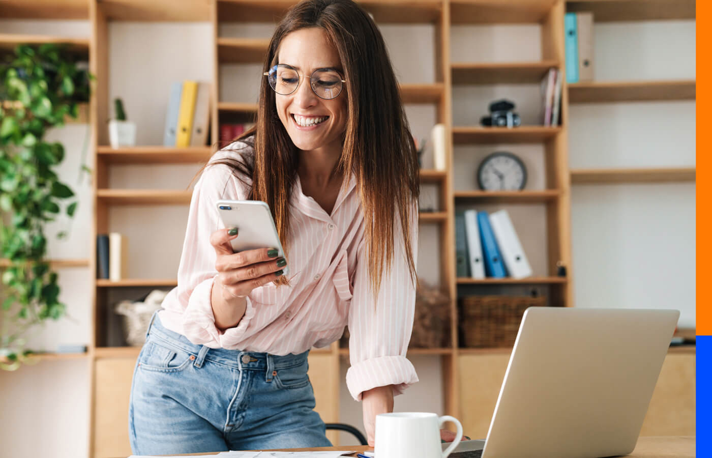 Mujer invirtiendo con tasa especial en Depósitos a Plazo desde la App BancoEstado