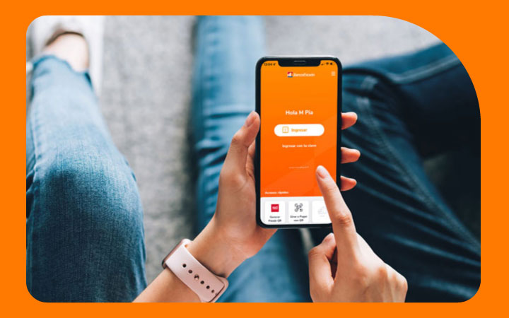 Celular en manos de una persona iniciando App BancoEstado