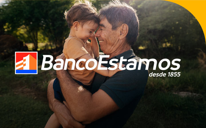 Abuelo e hijo abrazados