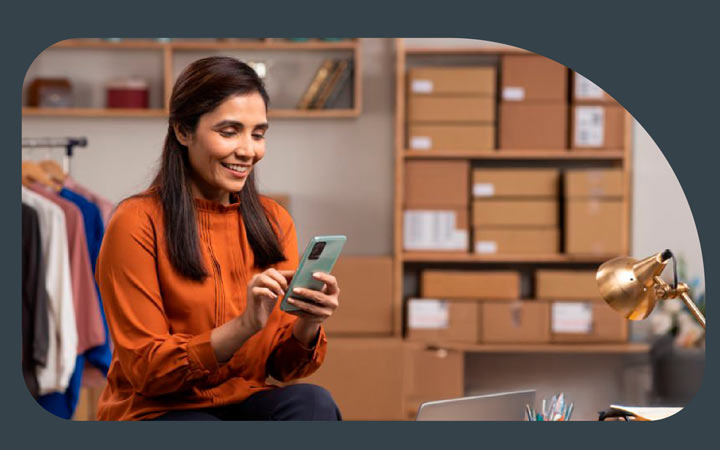 Mujer mirando su celular
