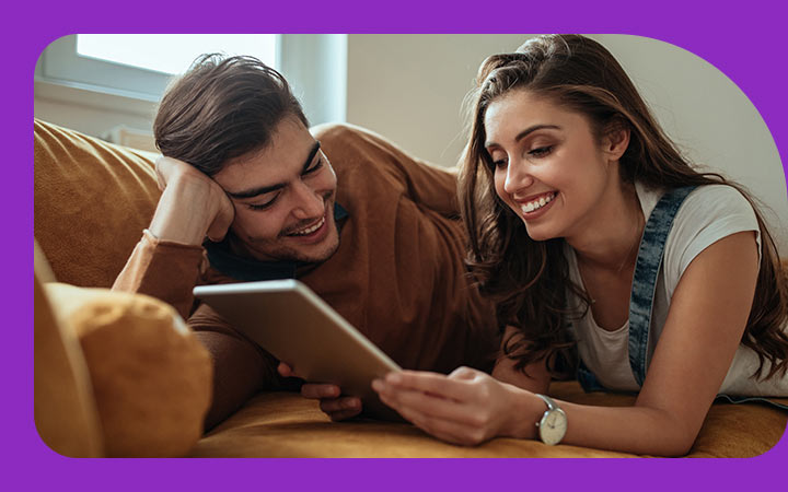 hombre y mujer mirando un tablet