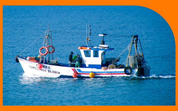 Lancha sobre el mar