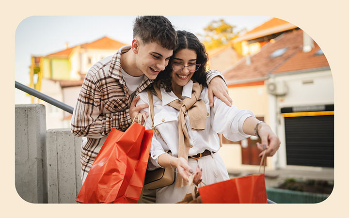 Hombre y mujer mirando bolsa de compras