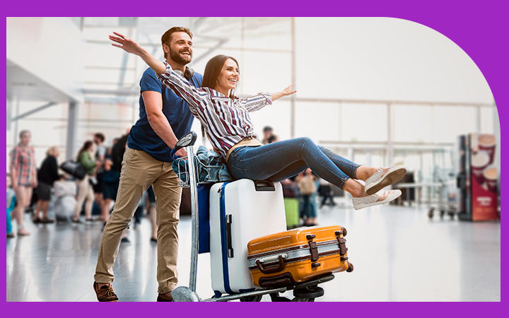 Jovenes en aeropuerto