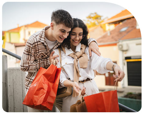 Hombre y mujer mirando una bolsa