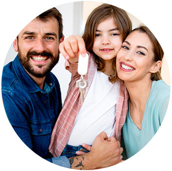 Familia feliz sonriendo