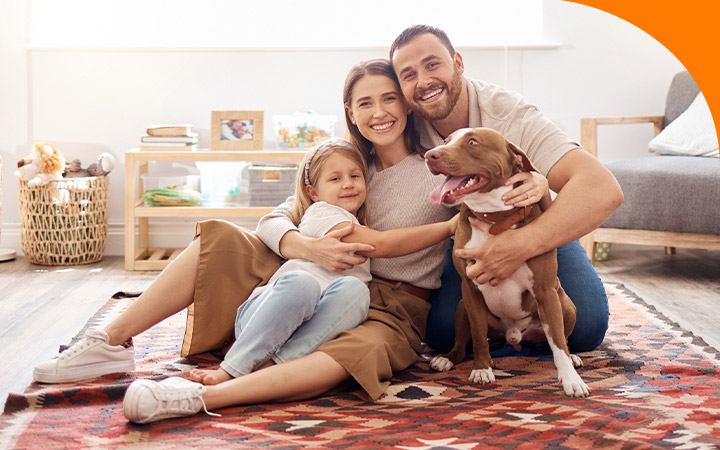 Familia feliz posando para la cámara