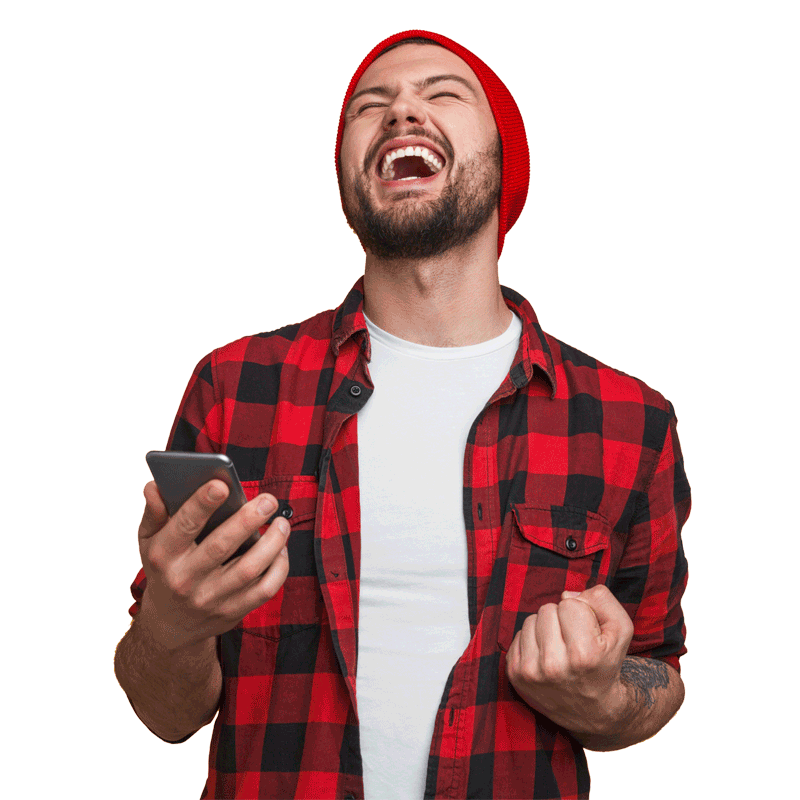 Hombre gritando con celular en la mano