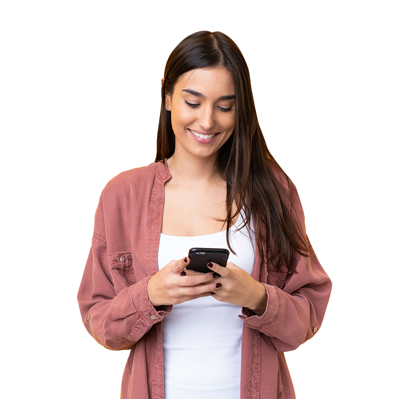 Mujer sonriendo mirando su celular Mujer sonriendo mirando su celular