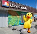 Corpóreo del Pato BancoEstado frente a mural artístico
