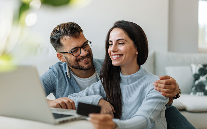 Hombre y mujer mirando un computador