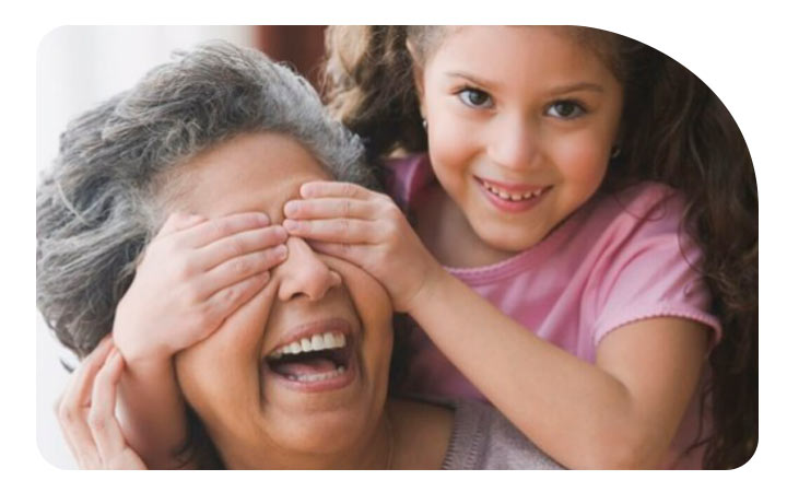 Abuela y nieta sonriendo