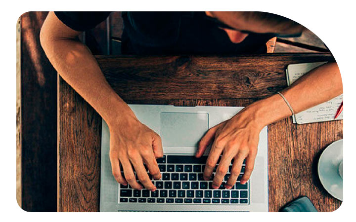 Manos en el teclado de un computador